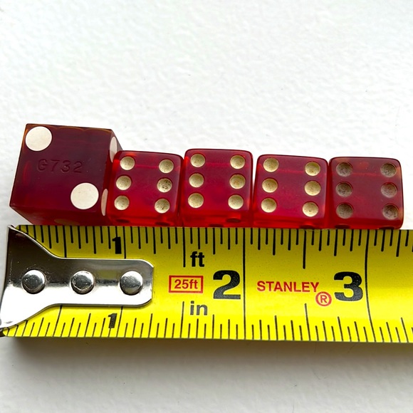 5 vintage red translucent Bakelite dice lot - Picture 3 of 3